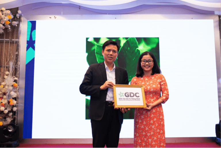 Đại diện Consulus trao bộ nhận diện thương hiệu cho TGĐ Nguyễn Ngọc Hoàng