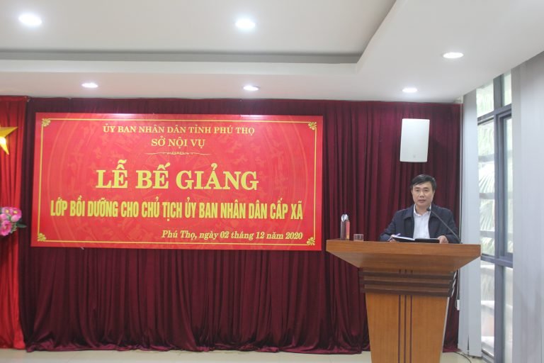 Ông Đinh Thế Anh, Chủ tịch UBND thị trấn Yên Lập, huyện Yên Lập, tỉnh Phú Thọ phát biểu tại Lễ bế giảng