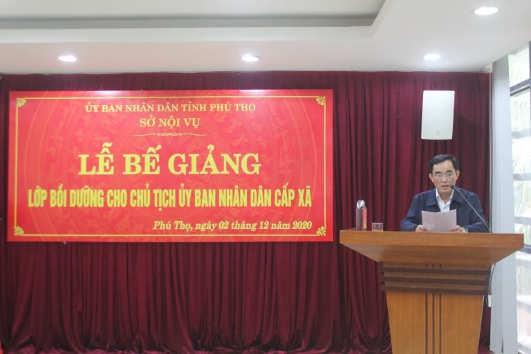 Ông Lễ Tiến Hưng, Phó Giám đốc Sở Nội vụ tỉnh Phú Thọ phát biểu tại Lễ bế giảng