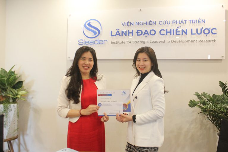 Viện trưởng TS. Dương Thị Thu trao giải thưởng Ngôi sao Tháng cho Chánh văn phòng Phùng Hương