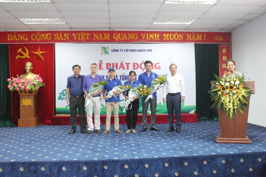 Ông Nguyễn Nam Giang, Chủ tịch HĐQT và Ông Trần Đình Thanh, Phó Giám đốc Công ty trao quà cho những tập thể, cá nhân thực hiện tốt nội dung 5S