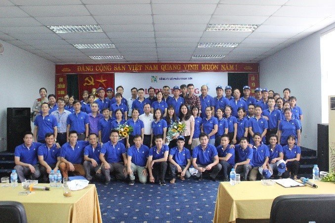 Experts of the Institute for Strategic Leadership Development Research, Vietnam Productivity Institute and all employees of Ngan Son Joint Stock Company together take a memorial photo