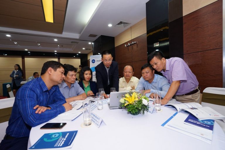  TS. Nam Nguyễn và các học viên thảo luận nhóm
