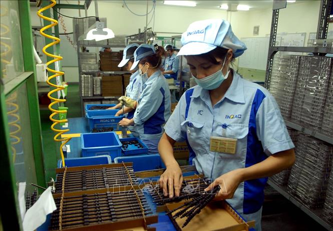 Dây chuyền sản xuất linh kiện cho các sản phẩm điện tử tại Công ty TNHH INOAC Viet Nam (vốn đầu tư của Nhật Bản) tại Khu công nghiệp Quang Minh (Hà Nội). Ảnh: Danh Lam/TTXVN