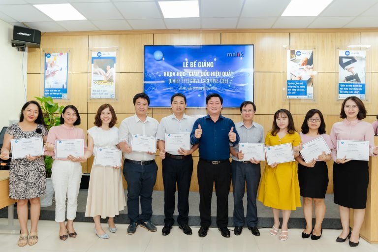 Dr. Duong Thi Thu and Dr. Nguyen Dinh Trong award certificates of completion of the course to trainees.