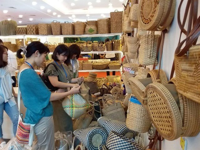 Customers browse handicraft products at a shop in Hanoi (Photo: news.lota.vn)