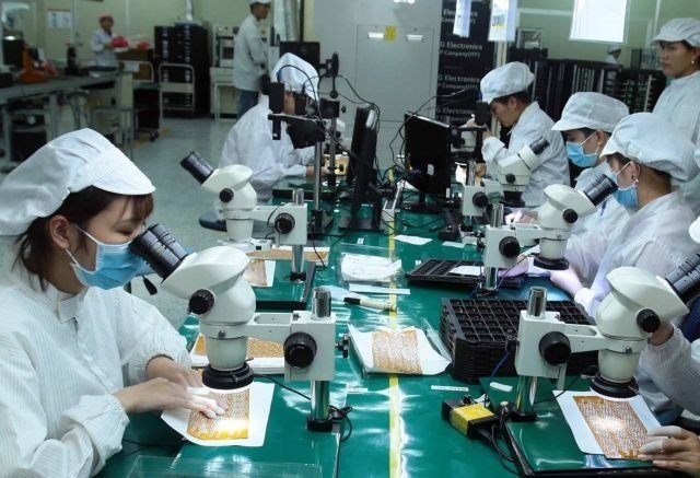 Electronics components are manufactured at 4P Company in Hung Yen province. Slow global growth in 2019 could drag on demand for Vietnam’s electronics exports. (Source: VNA)