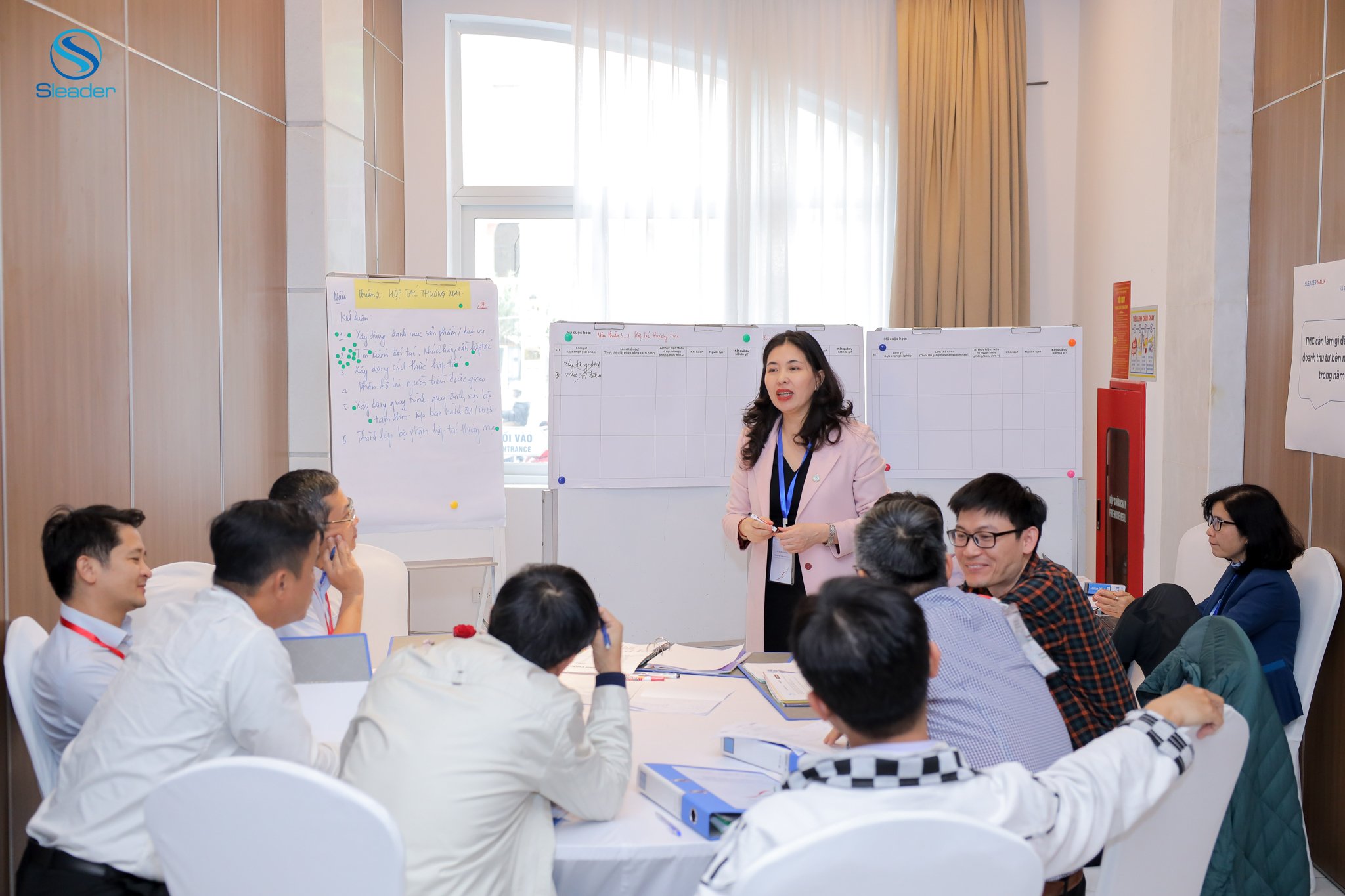 TS. Dương Thu , Viện trưởng Viện Nghiên cứu Phát triển Lãnh đạo Chiến lược (Sleader), đang hướng dẫn phiên thảo luận nhóm