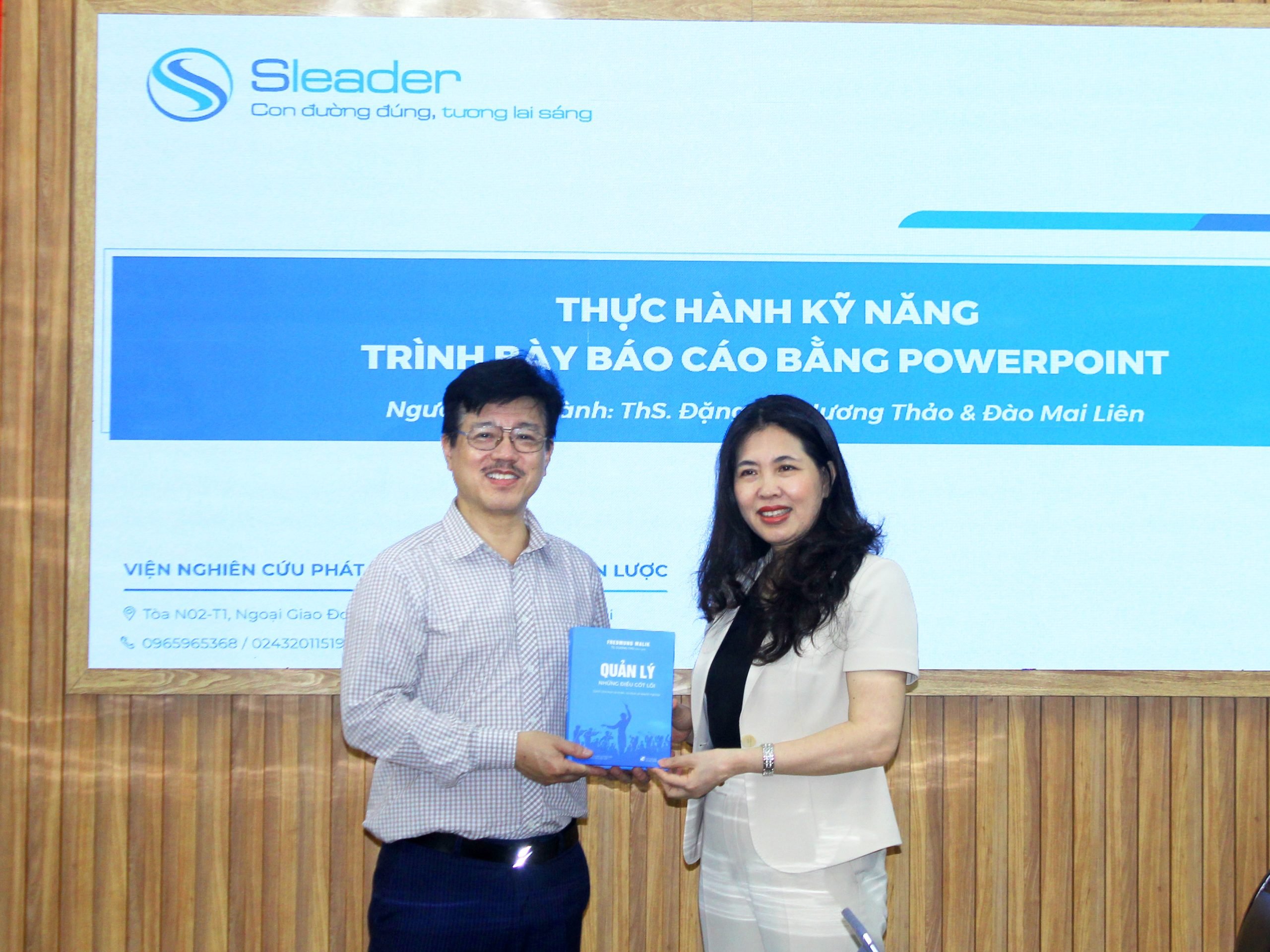 TS. Dương Thu, Viện trưởng Viện Lãnh đạo Chiến lược (SLEADER) đã tặng sách do Viện xuất bản cho ông Vũ Mạnh Cường, Giám đốc Trung tâm Truyền thông Giáo dục sức khỏe Trung ương