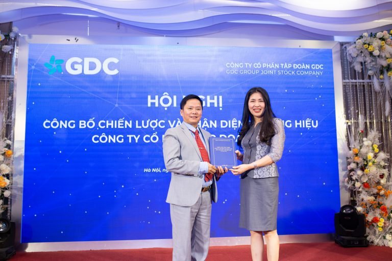 TS. Dương Thu đại diện SLEADER bàn giao chiến lược cho GDC năm 2021